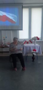 seniorka Dziennego Domu Pomocy czyta wiersz z okazji rocznicy uchwalenia Konstytucji 3 Maja