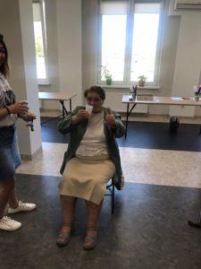 seniorka Dziennego Domu Pomocy dla Osób Starszych w Jaśle pije syrop z mniszka lekarskiego