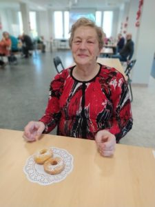 seniorka Dziennego Domu Pomocy w Jaśle prezentuje oponki przygotowane w kuchni Dziennego Domu w Tłusty Czwartek