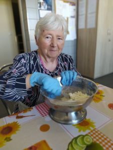 seniorka Dziennego Domu Pomocy w Jaśle przygotowuje w Tłusty Czwartek ciasto na oponki
