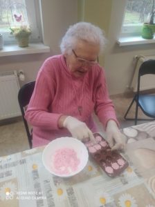 seniorka przygotowuje mydełka zapachowe na zajęciach terapii zajęciowej