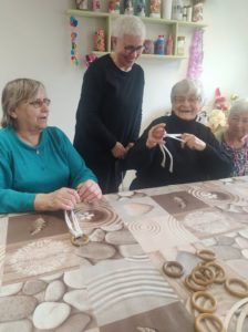 seniorki Dziennego Domu Pomocy dla Osób Starszych w Jaśle ćwiczą splot makramy