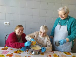 seniorki Dziennego Domu Pomocy dla Osób Starszych w Jaśle przygotowują ciasto na oponki, w Tłusty Czwartek