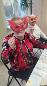 seniorki Dziennego Domu Pomocy prezentują maski karnawałowe przygotowane na zajęciach terapii zajęciowej