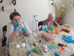 seniorki Dziennego Domu Pomocy w Jaśle malują jajka na zajęciach terapii zajęciowej