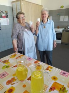 seniorki Dziennego Domu Pomocy w Jaśle próbują syrop z mniszka lekarskiego