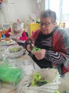 seniorki Dziennego Domu Pomocy w Jaśle przygotowują stroiki świąteczne na zajęciach terapii zajęciowej