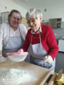 seniorki Dziennego Domu uczestniczą w zajęciach kulinarnych w kuchni Dziennego Domu Pomocy