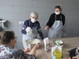 seniorki przygotowują ciasto na naleśniki na zajęciach kulinarnych w Dziennym Domu Pomocy w Jaśle