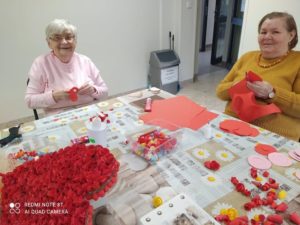 seniorki przygotowują dekoracje na Walentynki, na zajęciach terapii zajęciowej