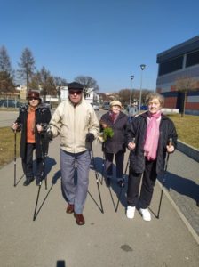 seniorzy Dziennego Domu Pomocy dla Osób Starszych w Jaśle spacerują z kijkami w pierwszy dzień wiosny