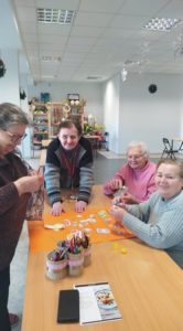 seniorzy Dziennego Domu Pomocy dla Osób Starszych w Jaśle układają piramidę żywieniową