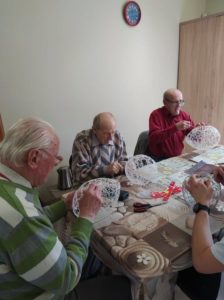 seniorzy Dziennego Domu Pomocy w Jaśle przygotowują świąteczne stroiki