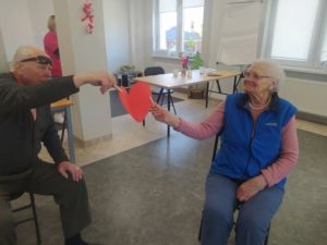 seniorzy Dziennego Domu świętują Walentynki podczas wspólnej zabawy