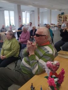 seniorzy świętują Dzień Mężczyzny na sali Dziennego Domu Pomocy dla Osób Starszych w Jaśle