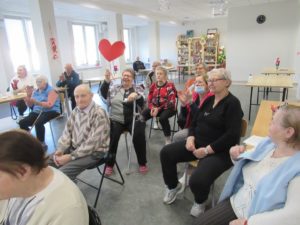 seniorzy, wspólnie z pracownikami, świętują Walentynki na sali Dziennego Domu Pomocy w Jaśle