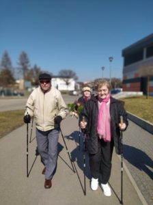 uczestnicy Dziennego Domu Pomocy w Jaśle spacerują z kijkami w pierwszy dzień wiosny
