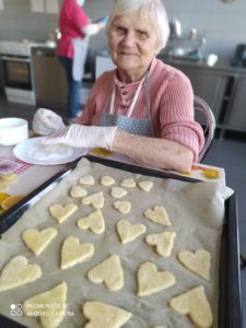 uczestniczka Dziennego Domu przygotowuje kruche ciasteczka, na zajęciach kulinarnych