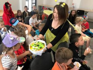 pracownicy Dziennego Domu Pomocy w Jaśle świętują Dzień Dziecka i obdarowują dzieci upominkami