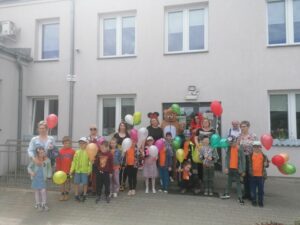 pracownicy Dziennego Domu Pomocy w Jaśle żegnają zaproszone z okazji Dnia Dziecka przedszkolaki