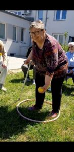 seniorka Dziennego Domu Pomocy w Jaśle bierze udział w zabawie podczas wspólnego biesiadowania przy grillu