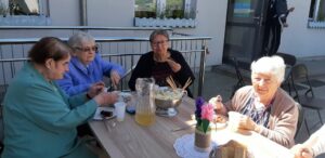 seniorki Dziennego Domu Pomocy w Jaśle jedzą upieczoną na grillu kiełbasę
