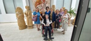 seniorki oraz pracownicy Dziennego Domu Pomocy dla Osób Starszych w Jaśle stoją na sali Jasielskiego Domu Kultury