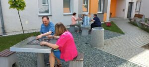 seniorzy Dziennego Domu Pomocy w Jaśle grają w gry stolikowe wspólnie z opiekunem