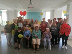 seniorzy Dziennego Domu Pomocy w Jaśle świętują Dzień Dziecka, wspólnie z pracownikami na sali Dziennego Domu