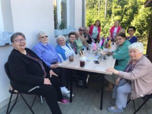 seniorzy Dziennego Domu Pomocy w Jaśle, wspólnie z pracownikami biesiadują przy grillu