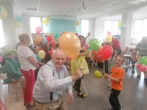seniorzy Dziennego Domu Pomocy w Jaśle, wspólnie z przedszkolakami świętują Dzień Dziecka