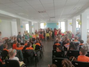 seniorzy, pracownicy oraz zaproszone do Dziennego Domu Pomocy przedszkolaki świętują Dzień Dziecka